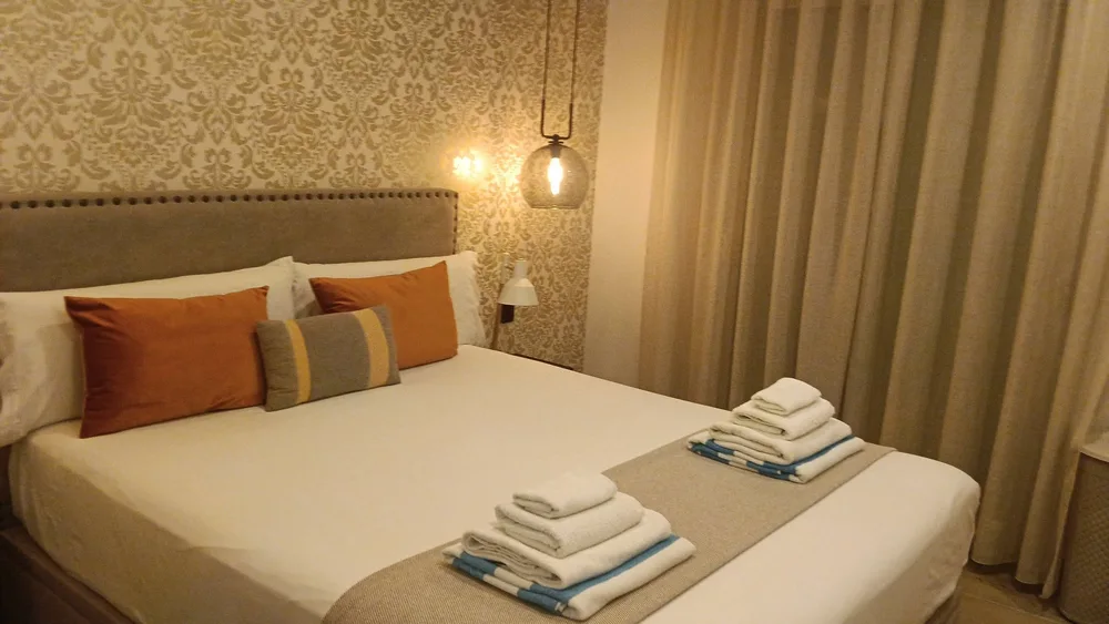 Een fris opgemaakt bed.